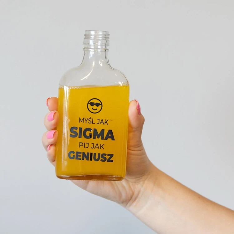 szklana piersiówka 200ml z nadrukiem mysl jak sigma pij jak geniusz
