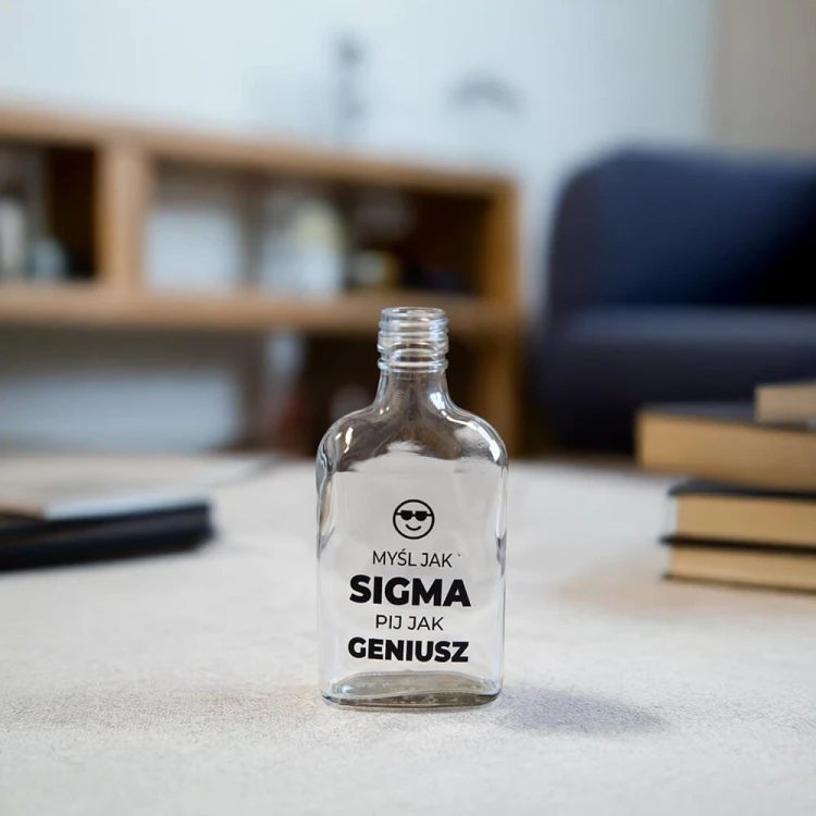 mala szklana piersiówka 200ml z nadrukiem mysl jak sigma pij jak geniusz