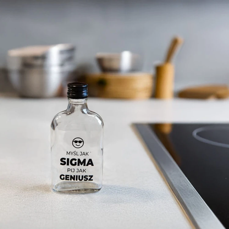 szklana piersiówka 200ml z nadrukiem mysl jak sigma pij jak geniusz bimberek