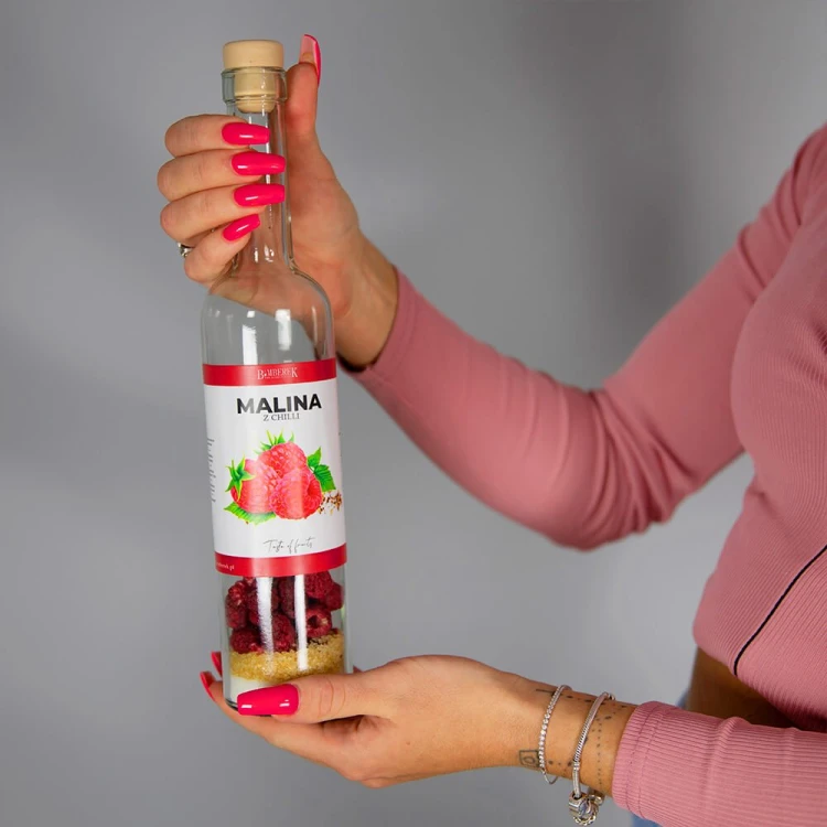 Butelka z owocami liofilizowanymi na nalewke bimberek malina z chilli