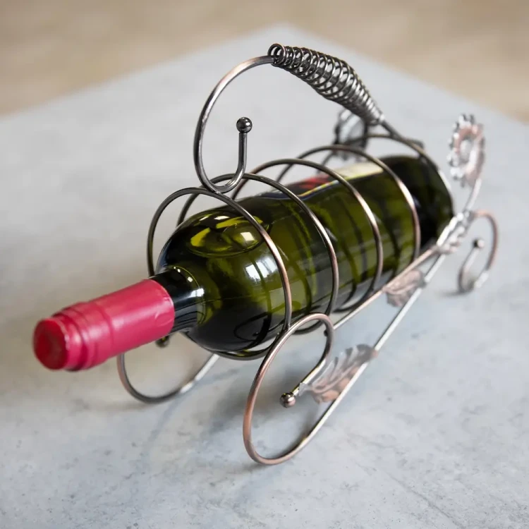 ozdobny metalowy stojak na wino bimberek