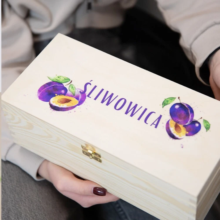 piekna drewniana skrzynka na sliwowice z nadrukiem bimberek